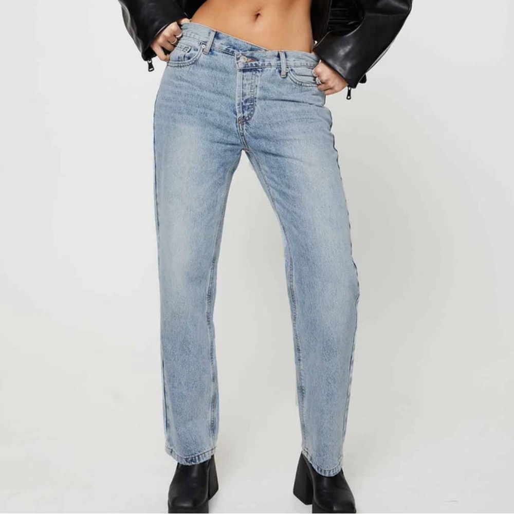 Princess Polly “HOLLY ASYMMETRIC STRAIGHT LEG JEAN LIGHT WASH” Crossover jean